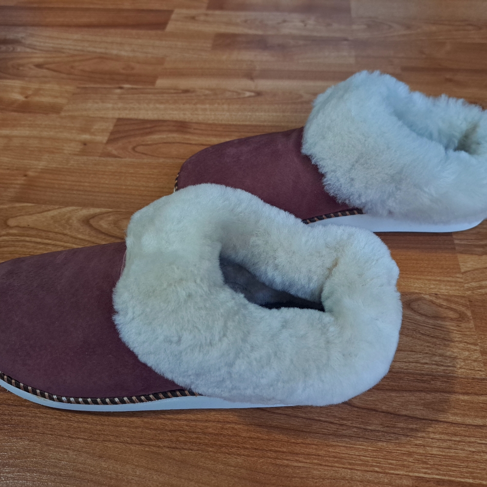 OluKai NEW with box, LEATHER  and FUR Women's Cozy Slippers in Maroon and White